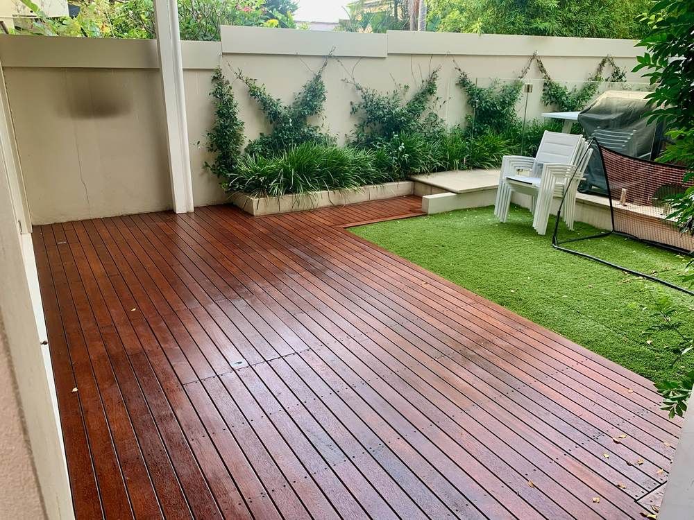 Hardwood deck and courtyard: Complete: deck and lawn